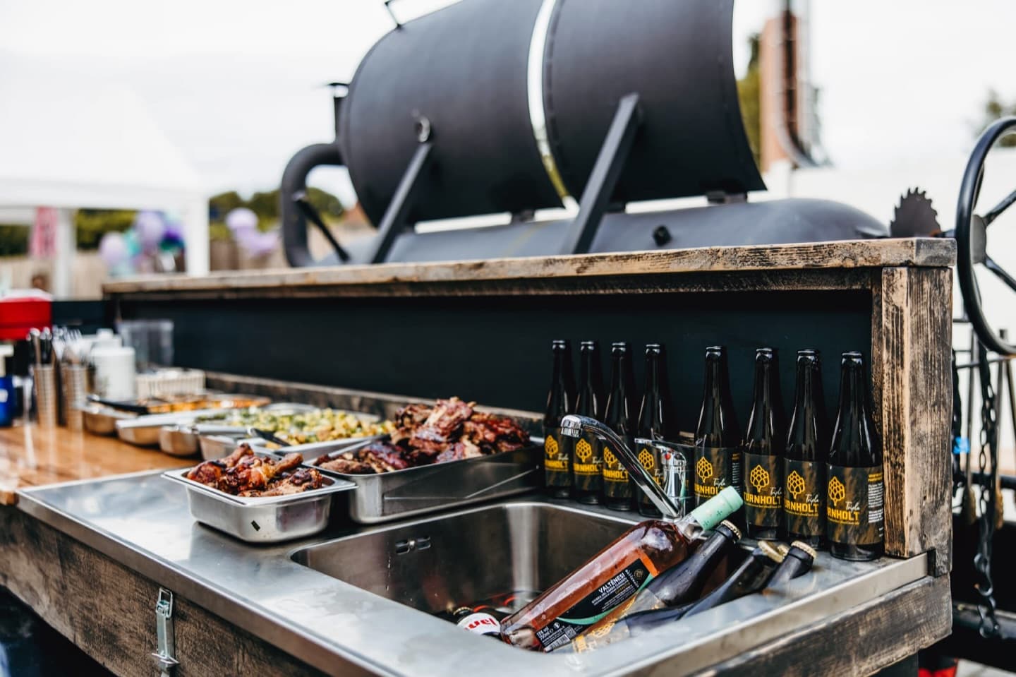 Rijen Turnholt-flesjes op de BBQ-toog tijdens een event